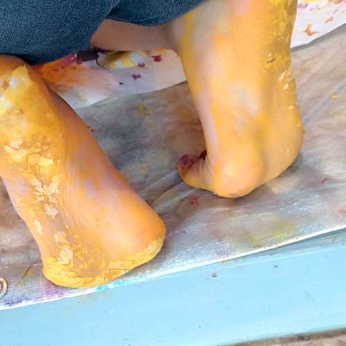 絵の具を使った島田市工作教室の様子